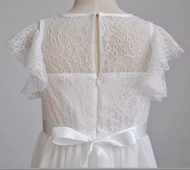 Długa sukienka do komunii z koronkowymi rękawami i kokardą z tyłu.