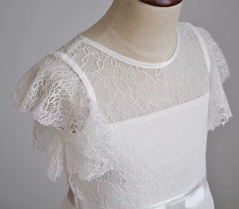 Długa sukienka do komunii z koronkowymi rękawami w kolorze białym.