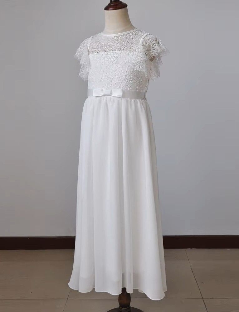 Długa sukienka do komunii w kolorze białym z koronkowymi rękawkami i kokardą w talii.