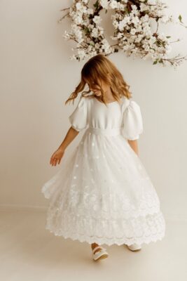 Długa sukienka dla dziewczynki z hiszpańskiej koronki w kolorze ecru, idealna na uroczyste okazje.