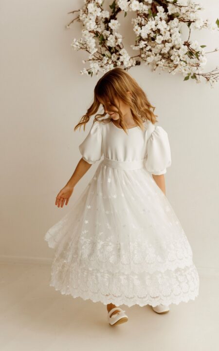 Długa sukienka dla dziewczynki z hiszpańskiej koronki w kolorze ecru, idealna na uroczyste okazje.