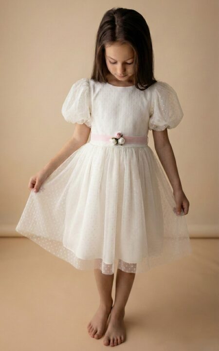 Ecru sukienka w kropki z bufkami i różową wstążką, idealna na specjalne okazje dla dziewczynki.