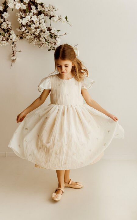 Ecru sukienka dla dziewczynki z wyszywanymi kwiatami, idealna na specjalne okazje.