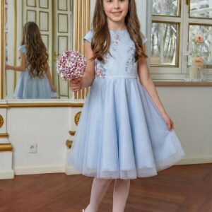Elegancka sukienka dla dziewczynki w kolorze niebieskim z koronkową górą i wycięciem na plecach, idealna na uroczystości.