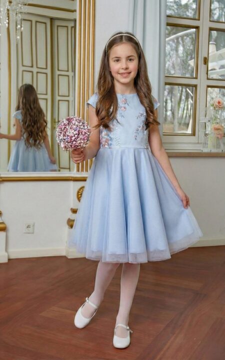 Elegancka sukienka dla dziewczynki w kolorze niebieskim z koronkową górą i wycięciem na plecach, idealna na uroczystości.