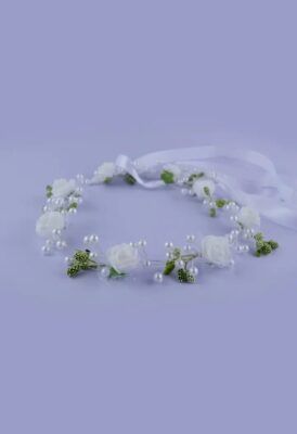 Biała gałązka komunijna z różami i perłami, ozdobiona zielonymi akcentami i satynową wstążką.