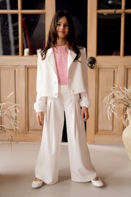 Garnitur w kolorze ecru dla dziewczynki z różowym topem, idealny na eleganckie okazje.