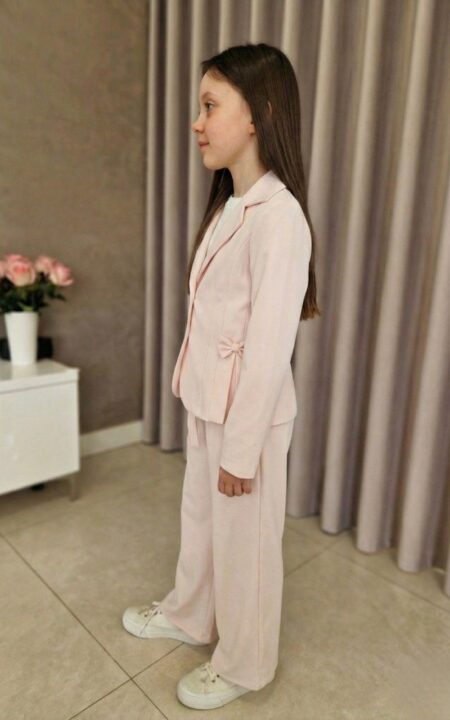 Taliowany garnitur w kolorze łososiowym dla dziewczynki z kokardką, idealny na eleganckie okazje.