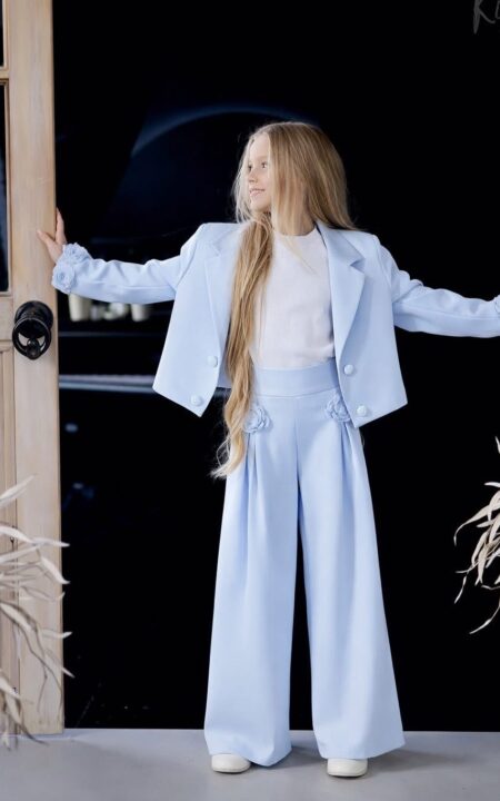 Błękitny garnitur dla dziewczynki z szerokimi spodniami i marynarką, idealny na eleganckie okazje.