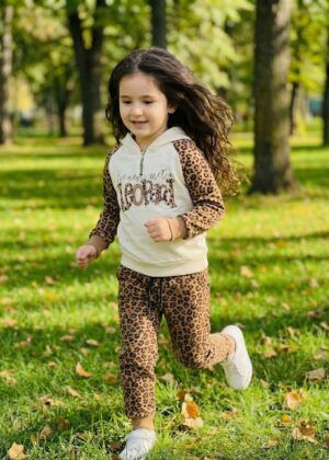 Dziecięcy zestaw dresowy w panterkę z kapturem, idealny na aktywne dni na świeżym powietrzu.
