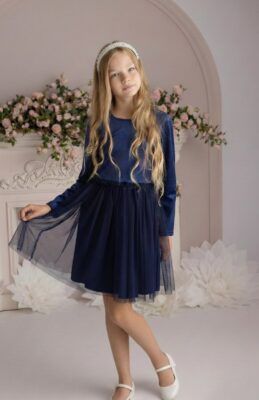 Granatowa sukienka z weluru dla dziewczynki z tiulowym dołem, idealna na specjalne okazje.