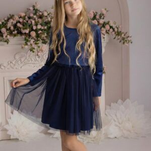 Granatowa sukienka z weluru dla dziewczynki z tiulowym dołem, idealna na specjalne okazje.
