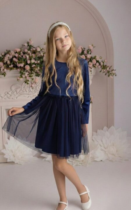 Granatowa sukienka z weluru dla dziewczynki z tiulowym dołem, idealna na specjalne okazje.