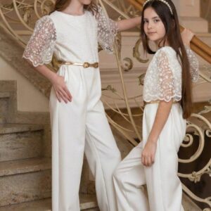 Kombinezon komunijny ecru dla dziewczynki z koronkowymi rękawami, idealny na uroczystości.