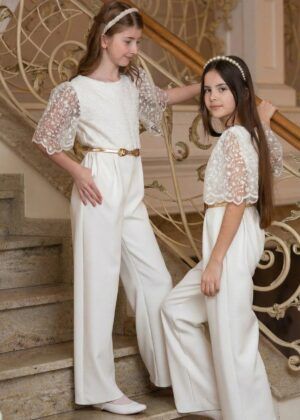 Kombinezon komunijny ecru dla dziewczynki z koronkowymi rękawami, idealny na uroczystości.