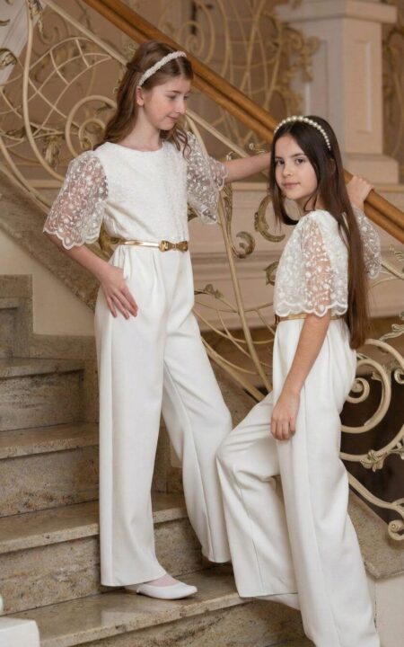 Kombinezon komunijny ecru dla dziewczynki z koronkowymi rękawami, idealny na uroczystości.