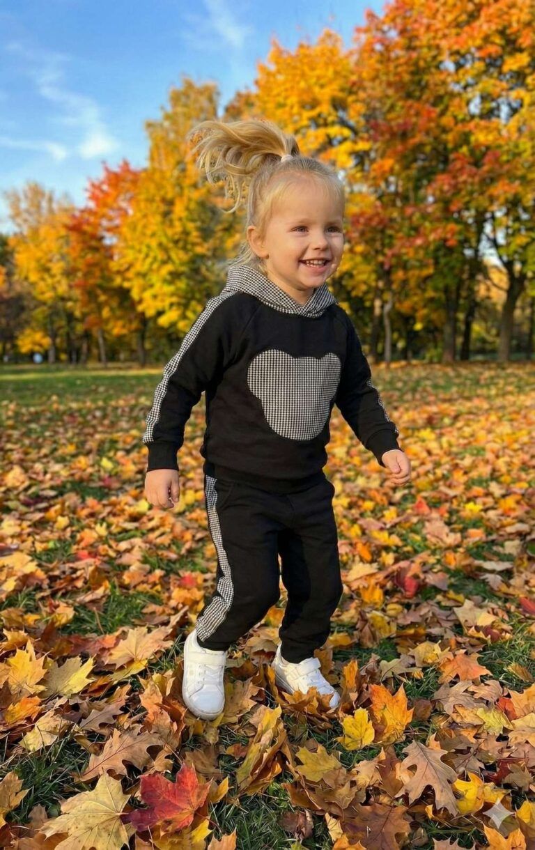 Czarny komplet bawełniany dla dziewczynki z sercem w kratkę, idealny na codzienne zabawy.