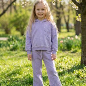 Komplet bawełniany dla dziewczynki w fioletowym kolorze z kapturem i haftem w kształcie kwiatu.