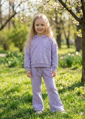 Komplet bawełniany dla dziewczynki w fioletowym kolorze z kapturem i haftem w kształcie kwiatu.