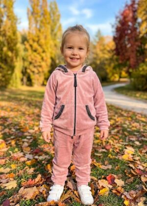 Różowy welurowy komplet dresowy dla dziewczynki składający się z bluzy i spodni, idealny na codzienne wyjścia.