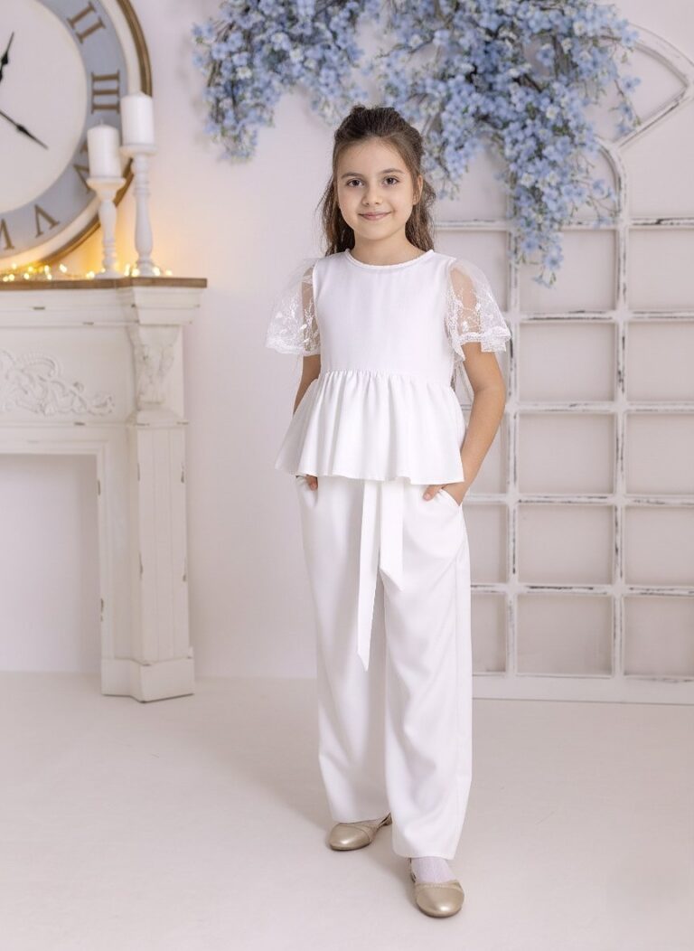 Komplet bluzka i spodnie w kolorze ecru dla dziewczynki, idealny na specjalne okazje.