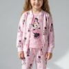Trzyczęściowy komplet dla dziewczynki w kolorze różowym z motywem Myszki Minnie, składający się z bluzki, spodni i kurtki.