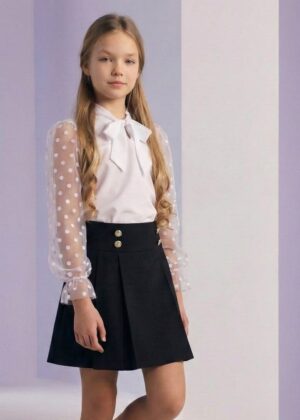 Biała koszula z tiulowymi rękawami w kropki i kokardą, idealna na eleganckie okazje.