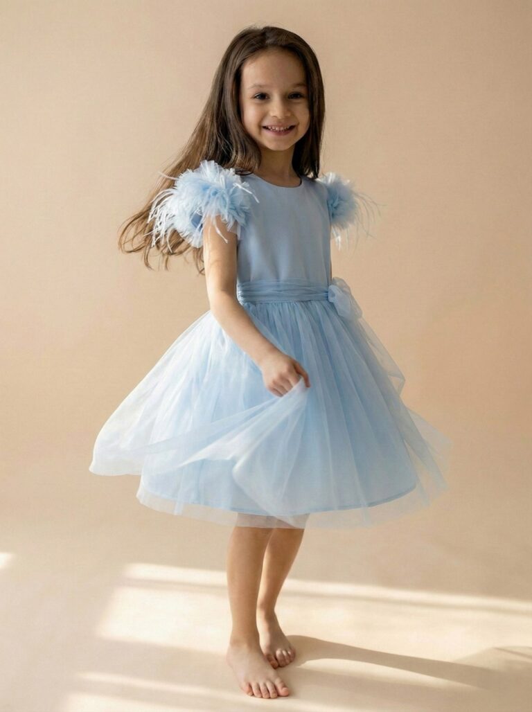 Niebieska sukienka z piórami na rękawach, idealna na specjalne okazje dla dziewczynki.