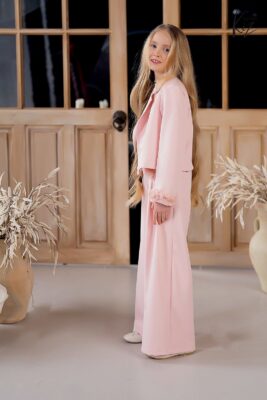 Różowy garnitur dla dziewczynki z krótką marynarką i szerokimi spodniami, idealny na specjalne okazje.