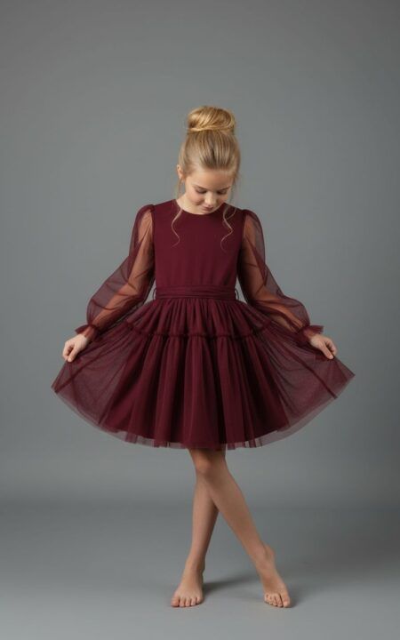 Bordowa sukienka tiulowa dla dziewczynki z długimi, przezroczystymi rękawami, idealna na specjalne okazje.