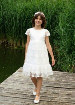 Biała sukienka z haftowanym tiulem dla dziewczynki, idealna na specjalne okazje.