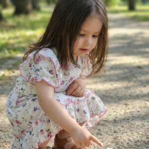 Sukienka dla dziewczynki w kwiatowy wzór, idealna na letnie spacery.