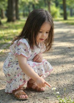 Sukienka dla dziewczynki w kwiatowy wzór, idealna na letnie spacery.