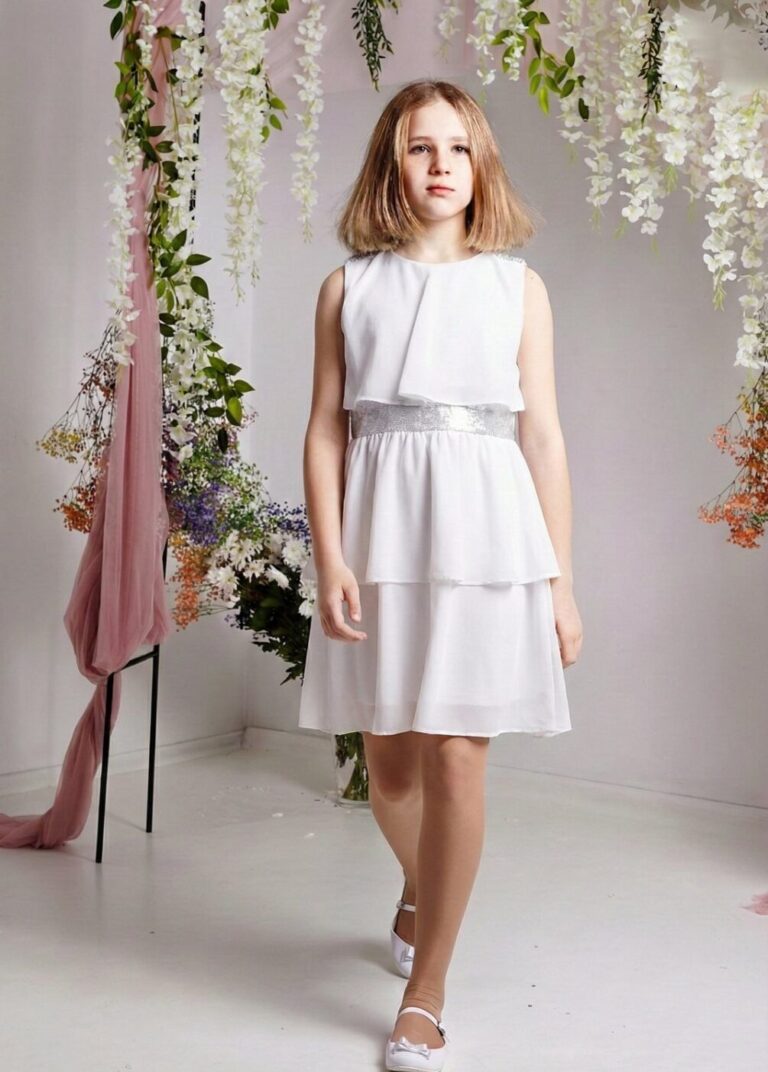Sukienka na przebranie po komunii w kolorze ecru z falbanami i srebrnym paskiem.