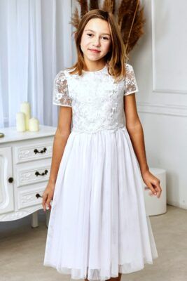 Biała sukienka na przyjęcie komunijne z koronkowym wykończeniem i krótkimi rękawami, idealna dla dziewczynki.