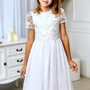 Biała sukienka na przyjęcie komunijne z koronkowym wykończeniem i krótkimi rękawami, idealna dla dziewczynki.