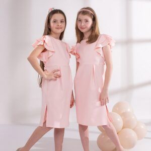 Różowa sukienka ołówkowa dla dziewczynki z falbanami na rękawach, idealna na specjalne okazje.