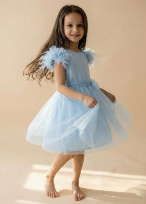 Sukienka tiulowa dla dziewczynki w kolorze niebieskim z piórami na rękawach, idealna na wyjątkowe okazje.