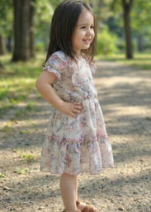 Sukienka dla dziewczynki w szare kwiaty, idealna na letnie spacery i uroczystości.