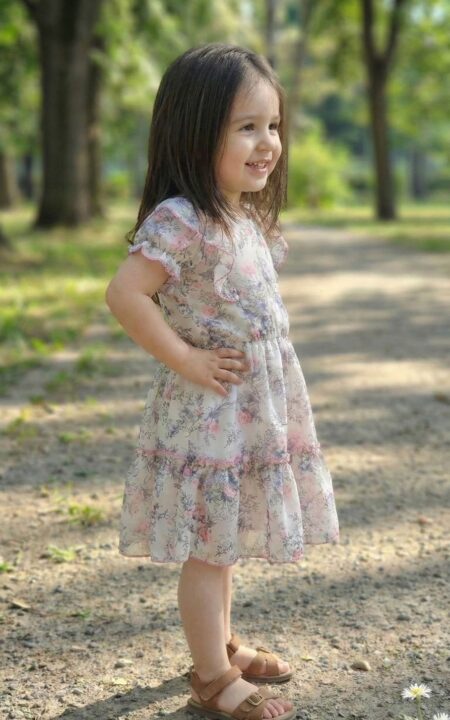 Sukienka dla dziewczynki w szare kwiaty, idealna na letnie spacery i uroczystości.