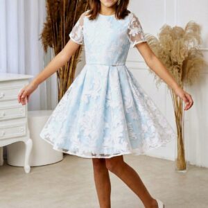 Niebieska sukienka wizytowa dla dziewczynki z białą koronką, idealna na specjalne okazje.