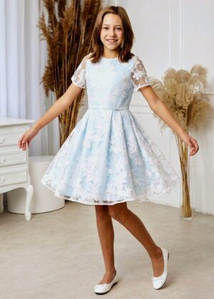 Niebieska sukienka wizytowa dla dziewczynki z białą koronką, idealna na specjalne okazje.