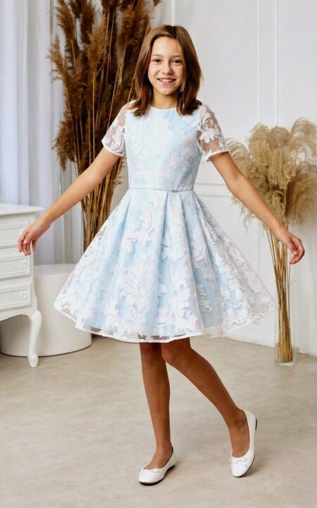 Niebieska sukienka wizytowa dla dziewczynki z białą koronką, idealna na specjalne okazje.