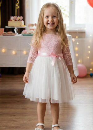 Sukienka wizytowa dla dziewczynki z różową koronką i białą spódnicą, idealna na uroczystości.