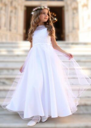 Biała sukienka na komunię z nabłyszczanego szyfonu, z koronkowym górnym wykończeniem i delikatnym trenem.
