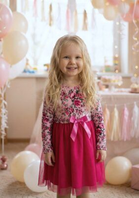 Welurowa sukienka dla dziewczynki w kwiaty z różowym dołem i kokardą w pasie.
