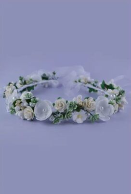 Wianek w kolorze ecru ozdobiony kwiatami, idealny na specjalne okazje dla dziewczynki.