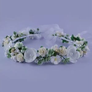 Wianek w kolorze ecru ozdobiony kwiatami, idealny na specjalne okazje dla dziewczynki.