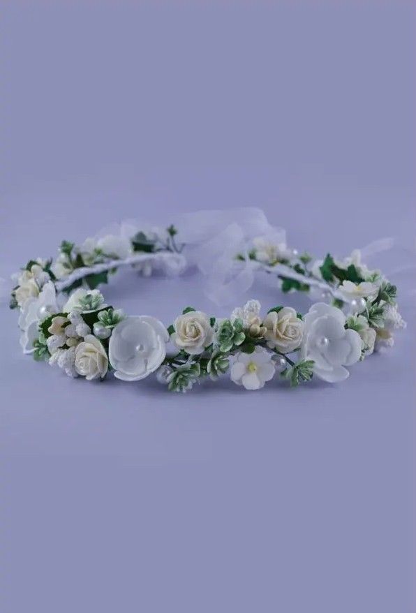 Wianek w kolorze ecru ozdobiony kwiatami, idealny na specjalne okazje dla dziewczynki.