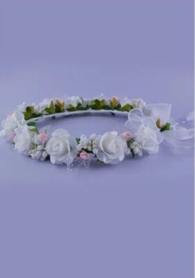 Wianek dla dziewczynki z białymi różami i delikatnymi różowymi akcentami, idealny na uroczystości.